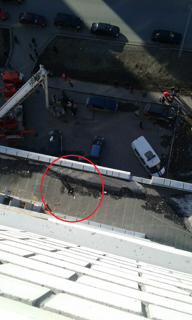 В Тюмени из окна дома по адресу Артамонова-8 выпала девушка - 06.04.2015