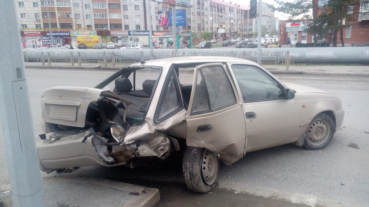 В Тюмени «Нексия» разбилась о столб, водитель сбежал с места ДТП. Очевидцы: «это мог быть пьяный угонщик»