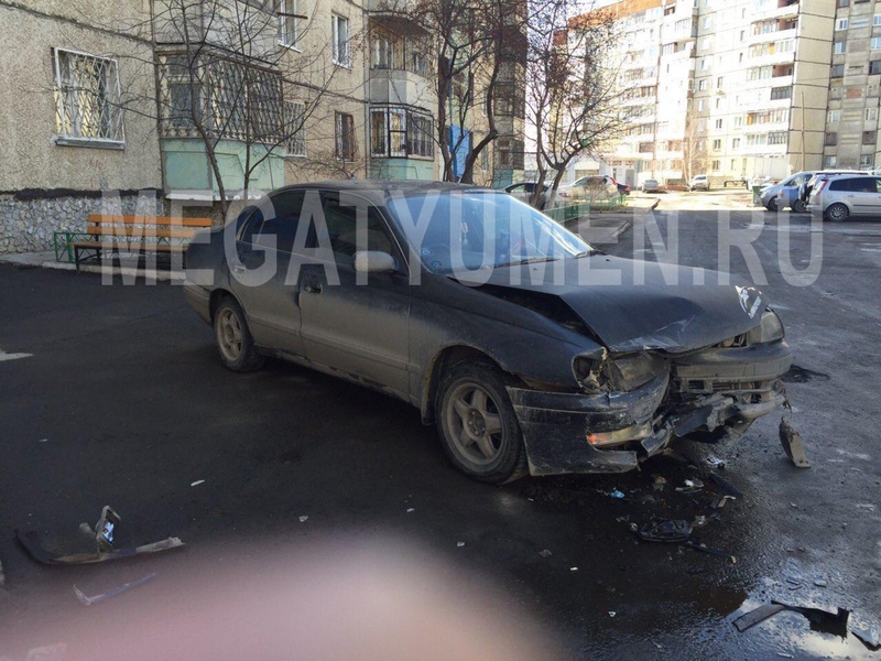 Водитель врезался в машину на стоянке в Тюмени