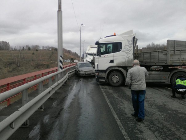 ДТП на трассе Тюмень - ханты-Мансийск, у фуры отказали тормоза 21 апреля 2016 года