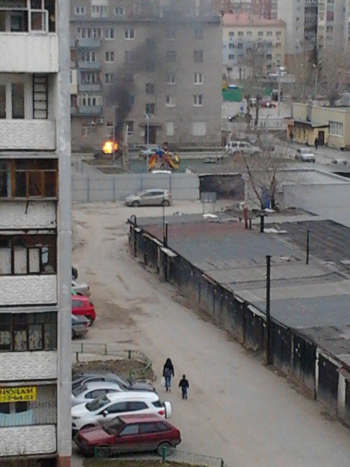 В Тюмени в районе Дом Обороны горел автомобиль - 12 апреля 2016 года