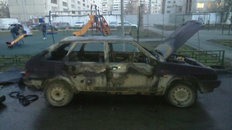 Автопожар на Обороне в Тюмени - 12 апреля 2016 года