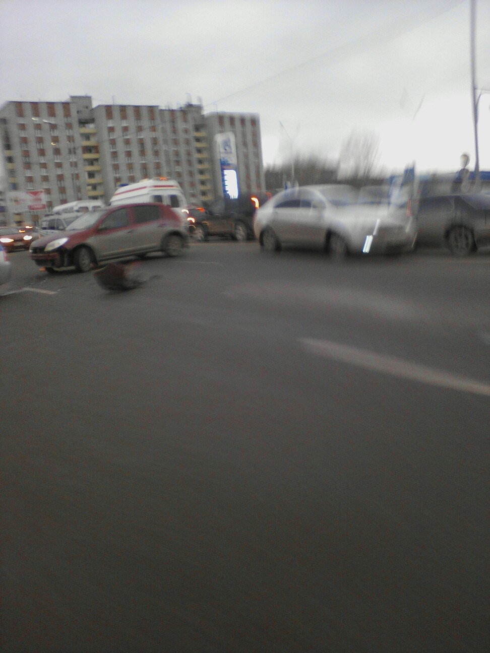 В Тюмени на Пермякова столкнулась машина с полицейским авто - 7 апреля 2016 года