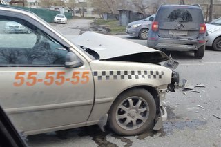 Авария с такси на 50 лет ВЛКСМ  в Тюмени - 19 апреля 2016 года