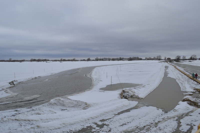 Уровень воды в реке иртыш. Переправа Тобольск Бекерево. Ледовая переправа Тобольск. Лед на Иртыше Тобольск. Затор льда на Иртыше.