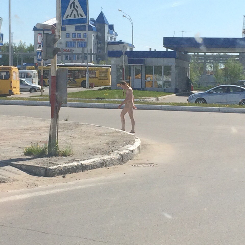 голый мужчина ходит по Нижневартовску - май 2015