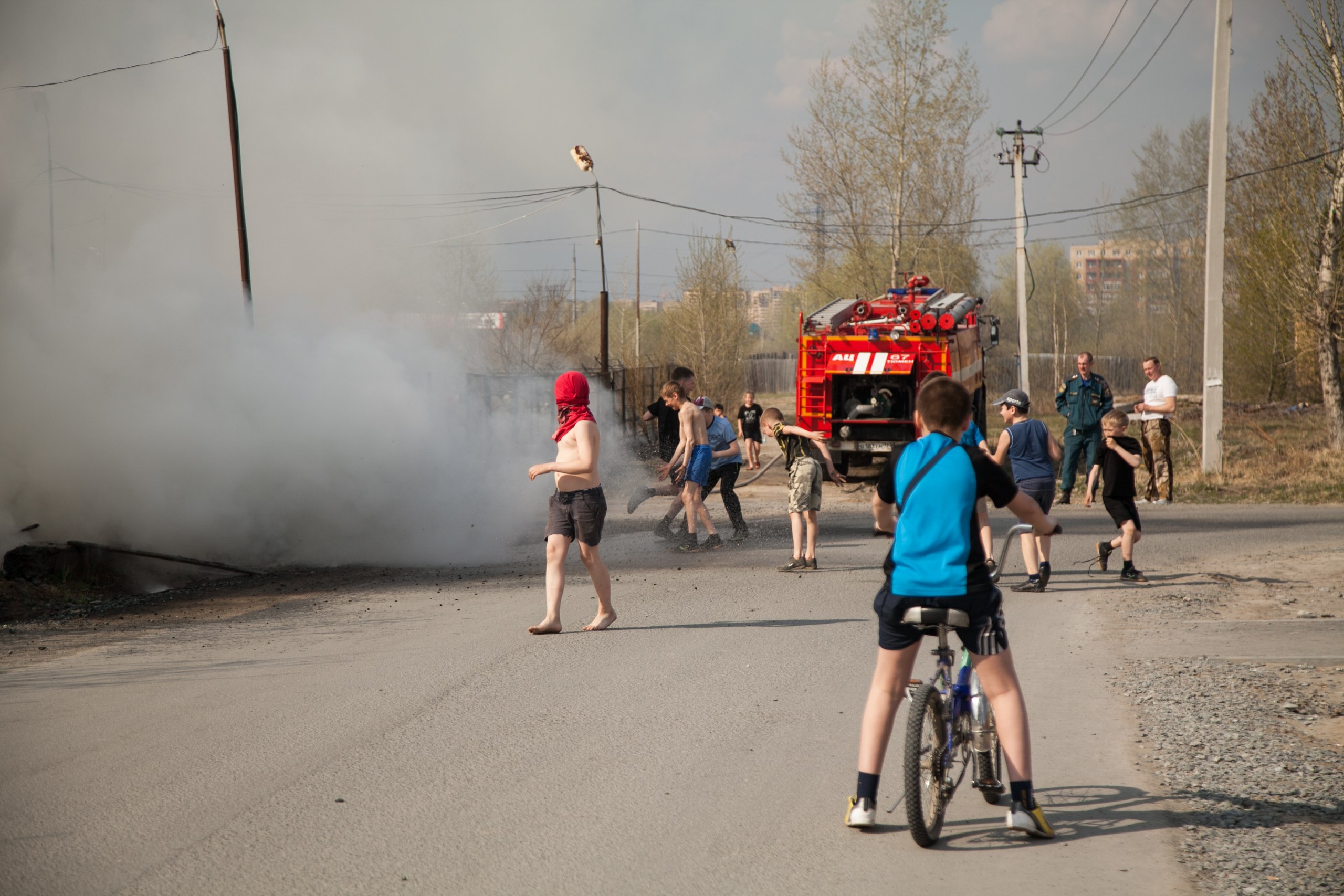 По улице Харьковская в Тюмени горит трава - 1 мая 2015