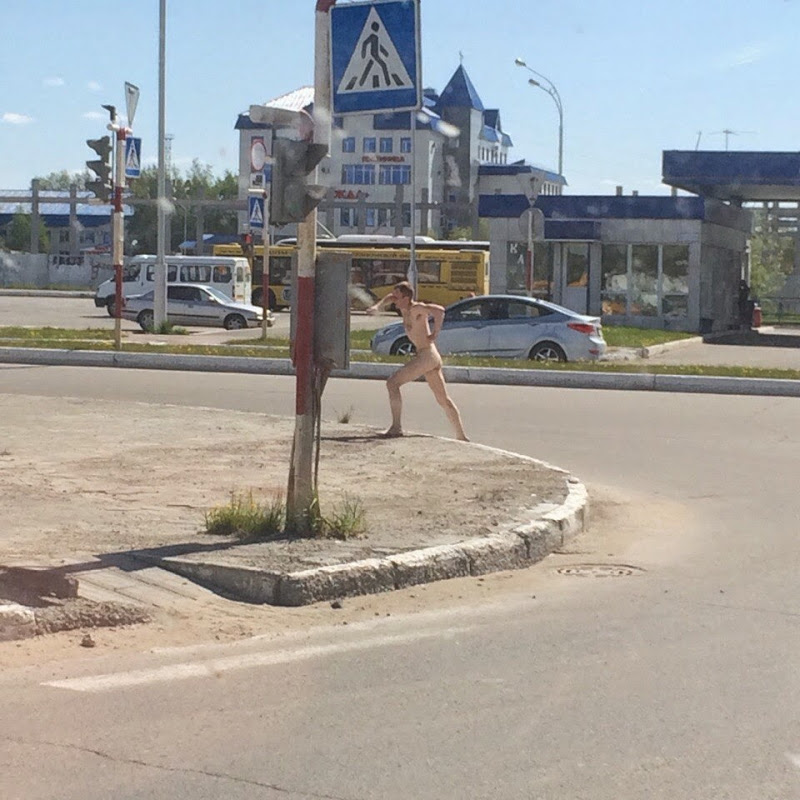голый мужчина ходит по Нижневартовску - май 2015