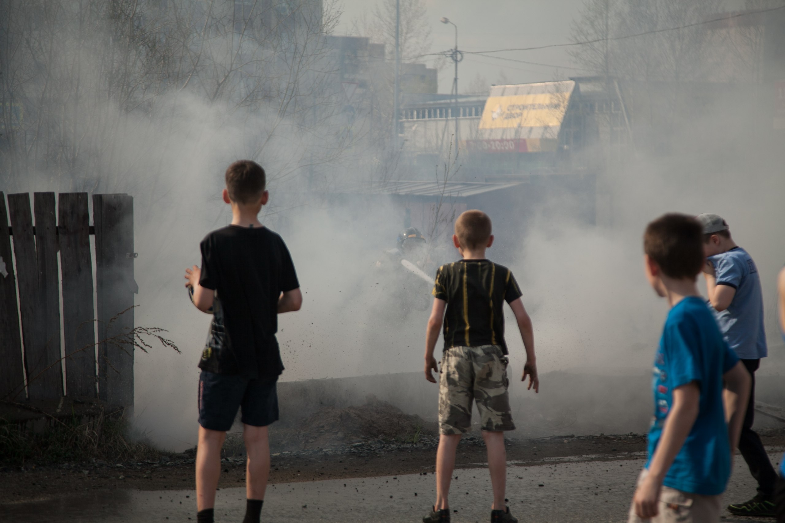По улице Харьковская в Тюмени горит трава - 1 мая 2015