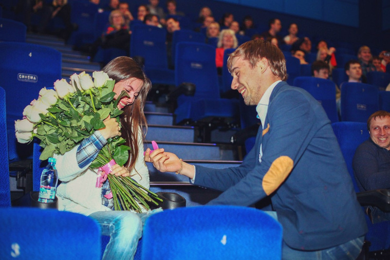 Биатлонист Шипулин сделал предложение своей невесте прямо в кинотеатре - 7 мая 2015