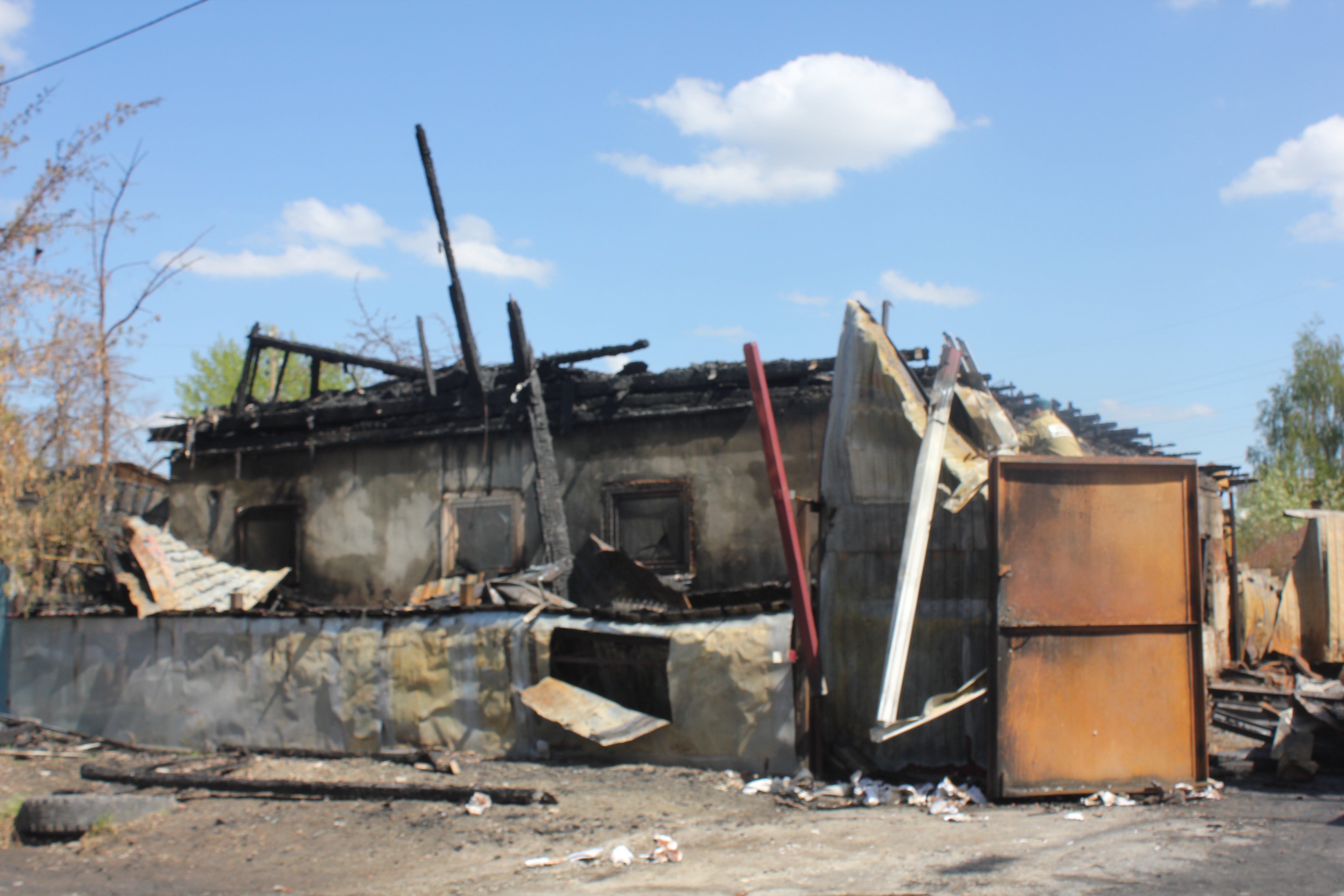 Страшный пожар в Тюмени на улице Правды, 49 и 51 - 12 мая 2015 года