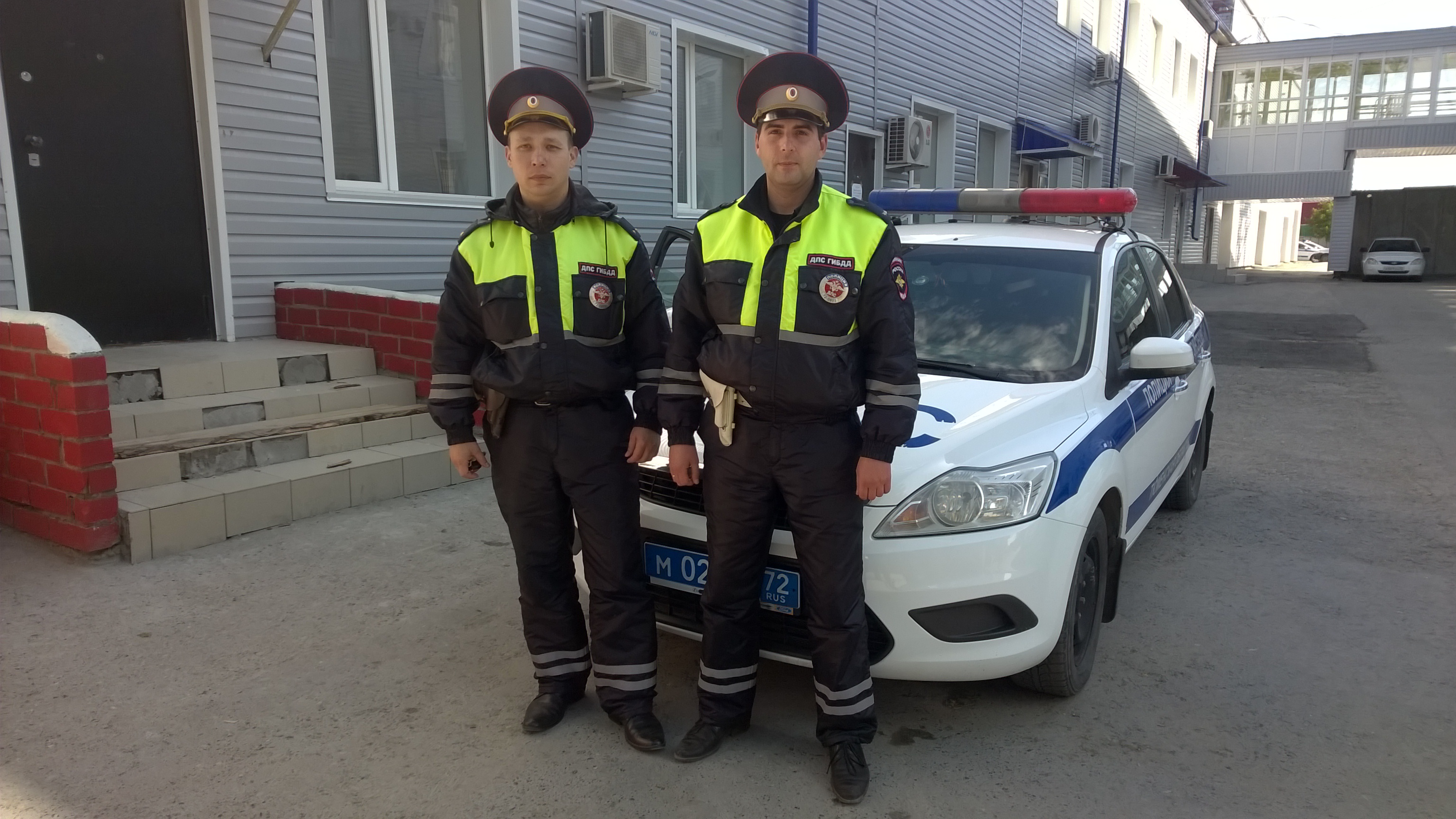 Тюменские сотрудники ГИБДД спасли людей в пожаре на улице Коммуны - 24.05.2015