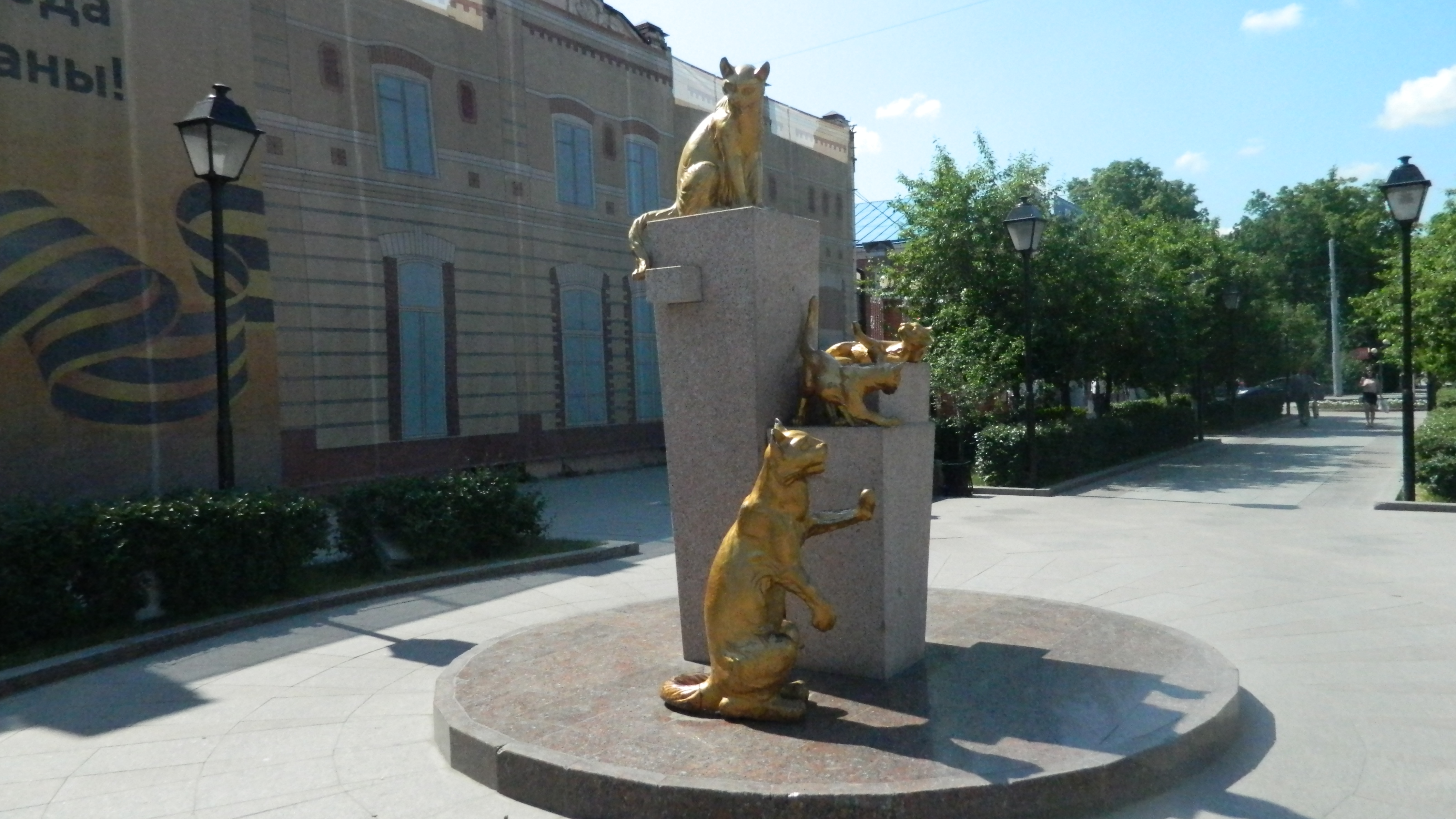 В Тюмени сломали скульптуру в Сквере сибирских кошек - 27 мая 2016 года