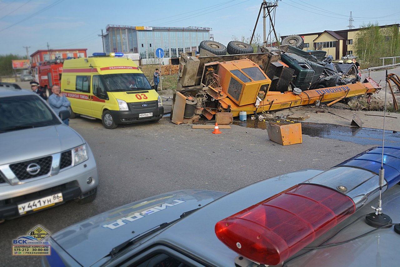 ДТп с внедорожником и автокраном в Нижневартовске. В ДТП погиб водитель 