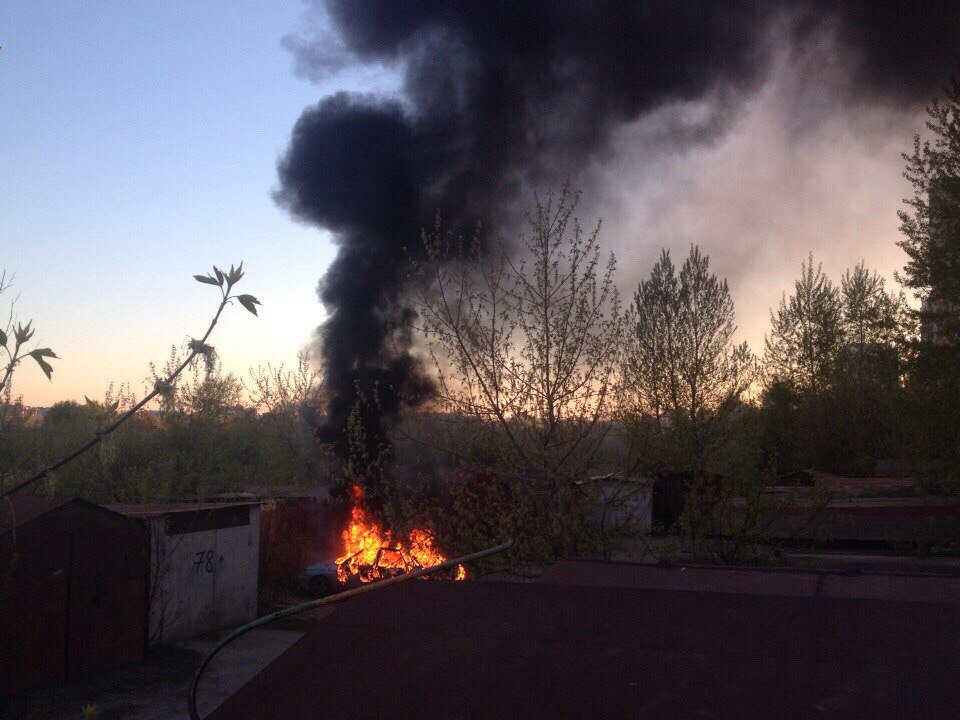 На Газовиков, 30 в Тюмени подожгли машину - 2 мая 2016 года