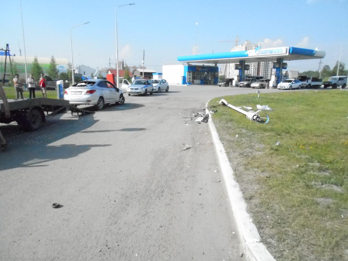 ДТП на Щербакова 1 июня 2015 года, водителю стало плохо от жары, он врезался в опору освещения. Фото: ГИБДД по Тюменской области