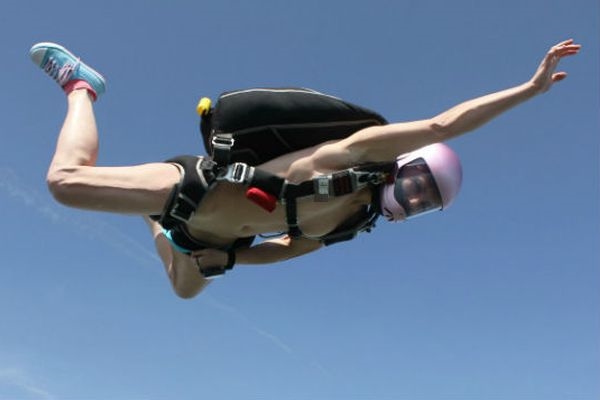 Видео про прыжок с парашютом голой