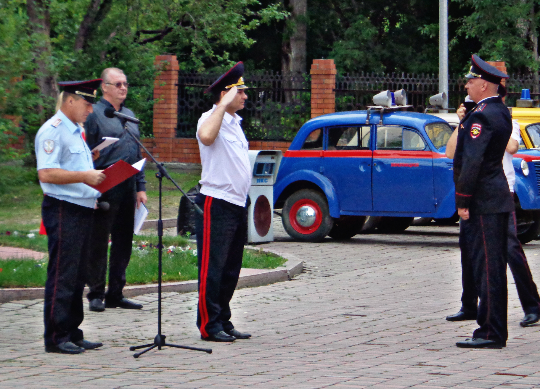 В ГИБДД наградили инспектора, который спас жизни нескольких человек | Наша  Газета