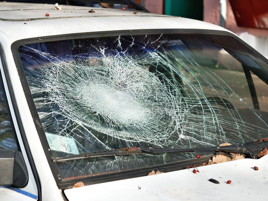В ноябре 2014 года житель Тюмени разбил лобовое стекло чужой машины