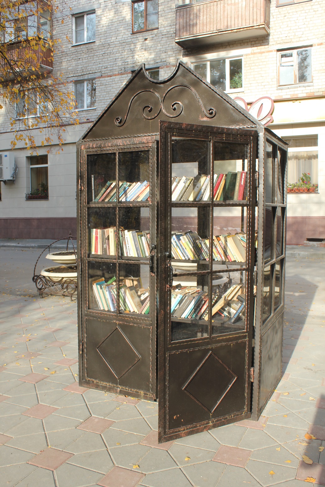 памятник-шкаф, книгообменник в Тюмени в сквере Романтиков