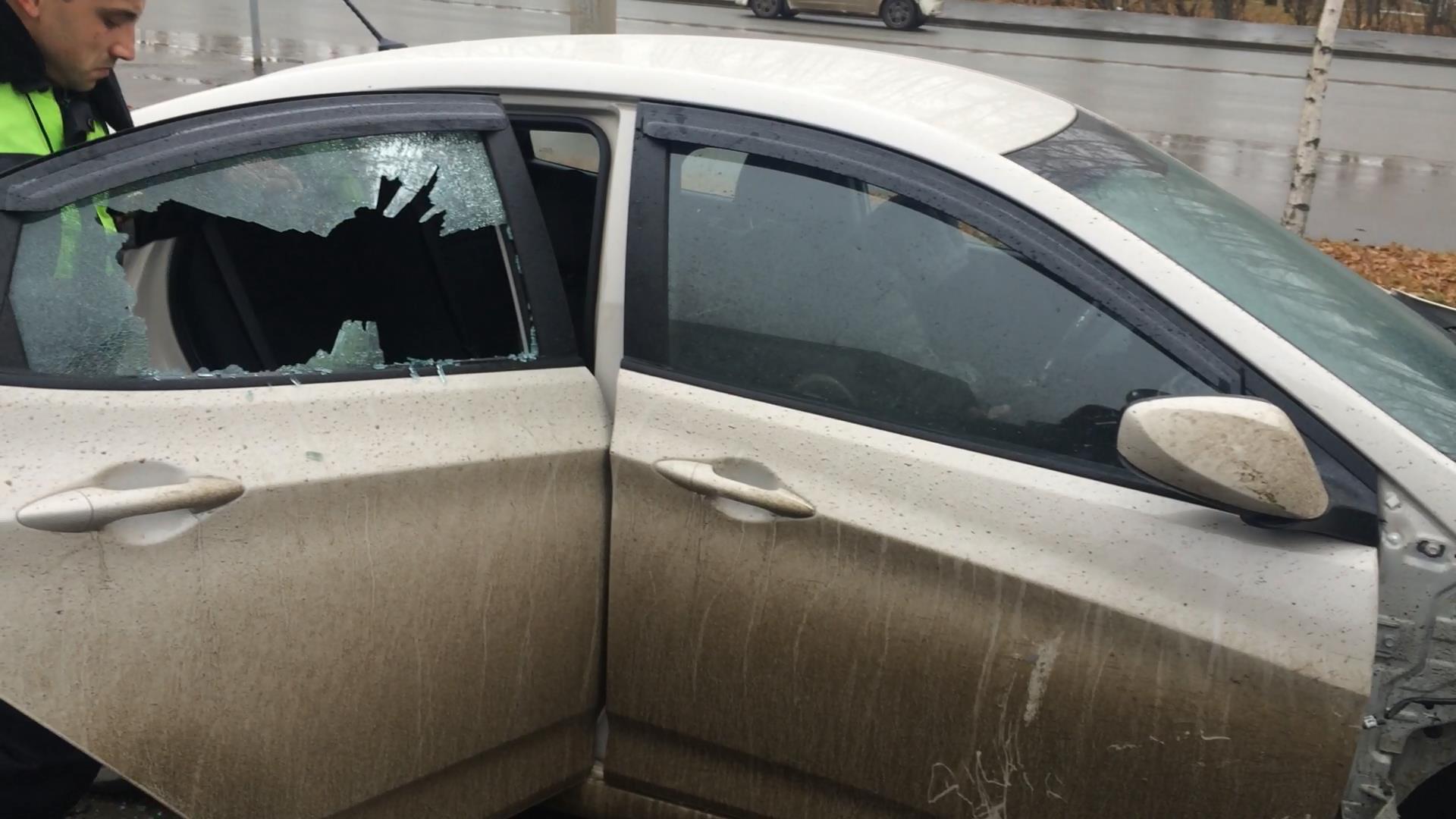 В Тюмени сотрудник ДПС разбил окно и вытащил из машины пьяную виновницу аварии - 15 октября 2015