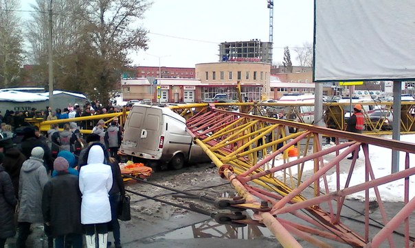 В Омске упал башенный кран - 26 октября 2015