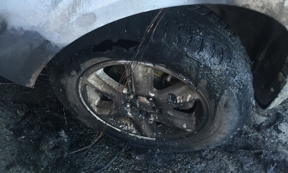В Тюмени сожгли машину адвоката Елены Дубровской, которая защищает доставщика пиццы, обвиняемого в убийстве - 1 ноября 2015, фото