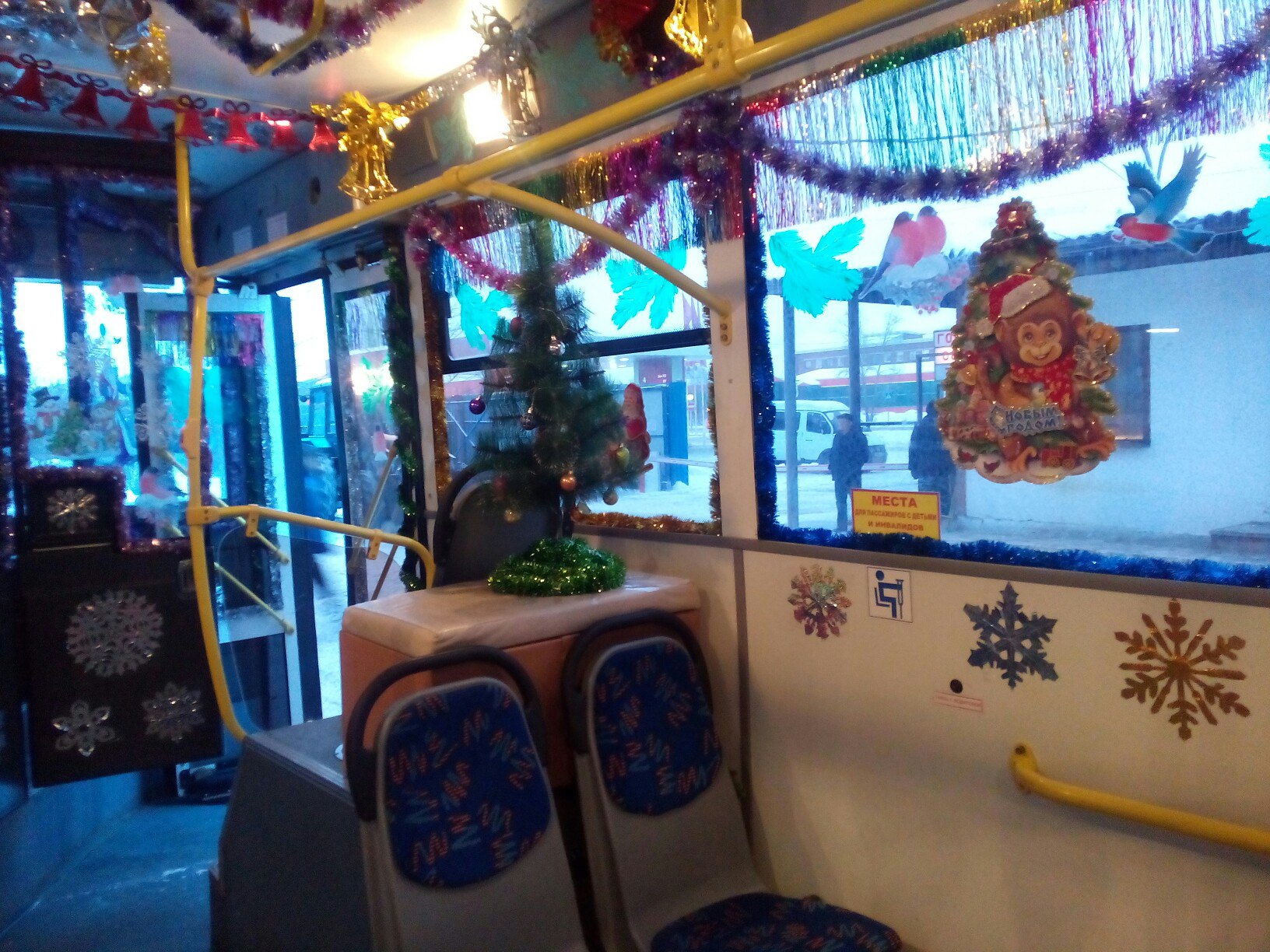 В Тюмени к Новому году украшают автобусы - 18 декабря 2015 года