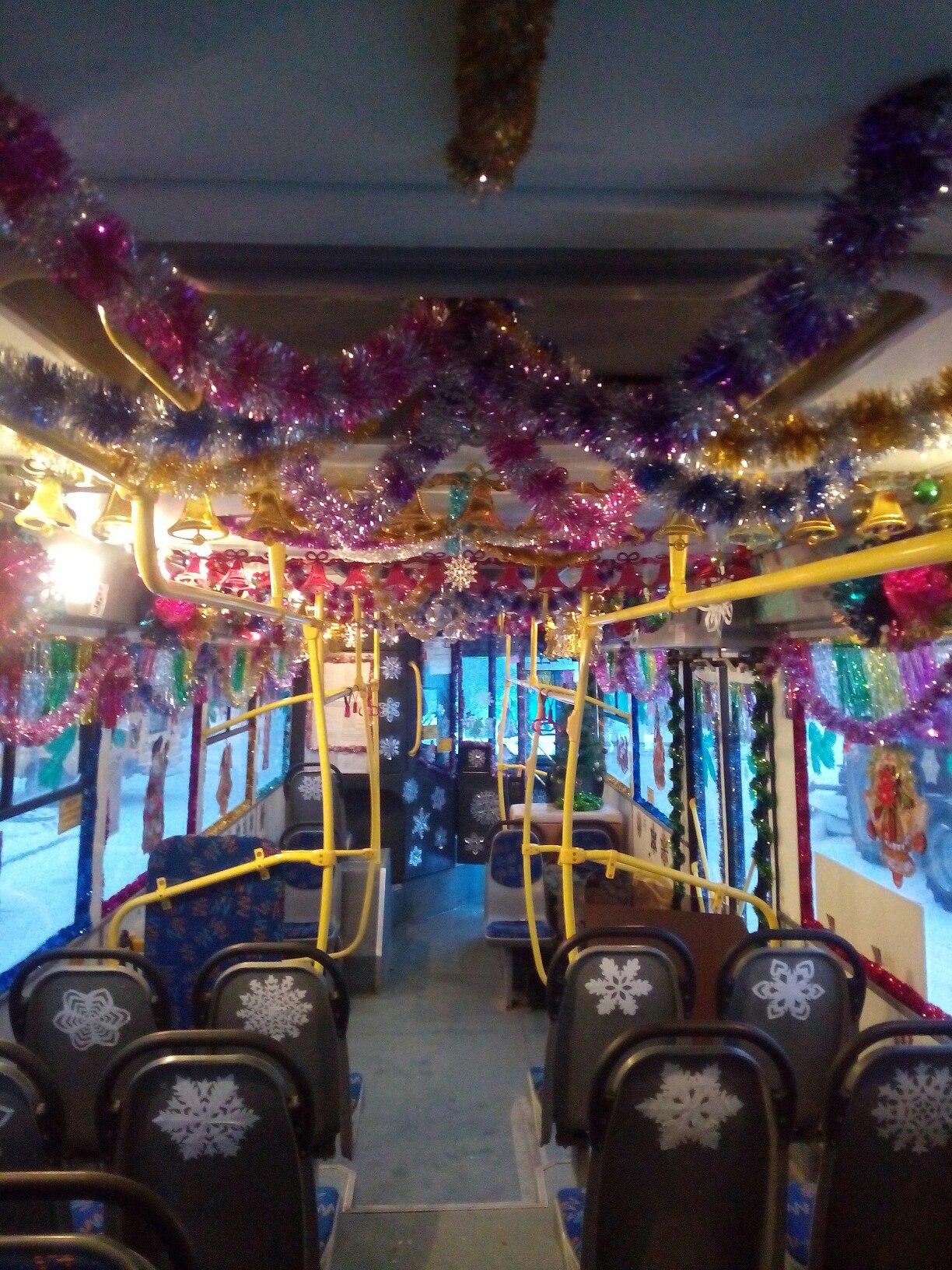 В Тюмени к Новому году украшают автобусы - 18 декабря 2015 года