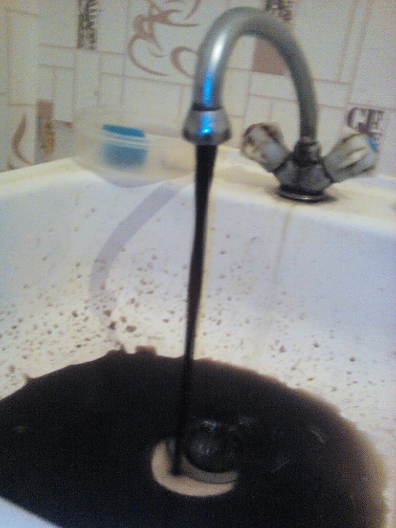 Почему нет воды на кухне. Вода из крана. Кран черный вода. Кран с водой.