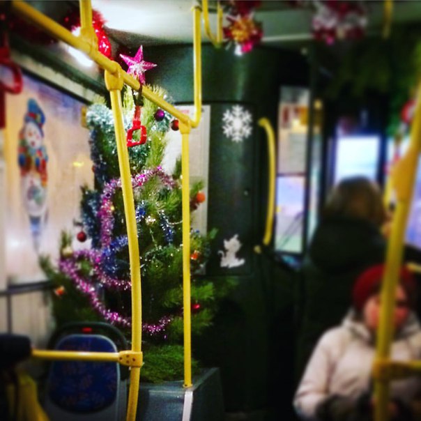 В Тюмени украшают общественный транспорт к Новому году - 18 декабря 2015 года
