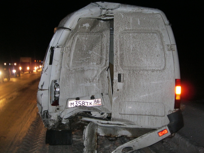 На трассе Тюмень - Ханты-Мансийск столкнулись машина с заключенными, самосвал и микроавтобус. Водители в больнице