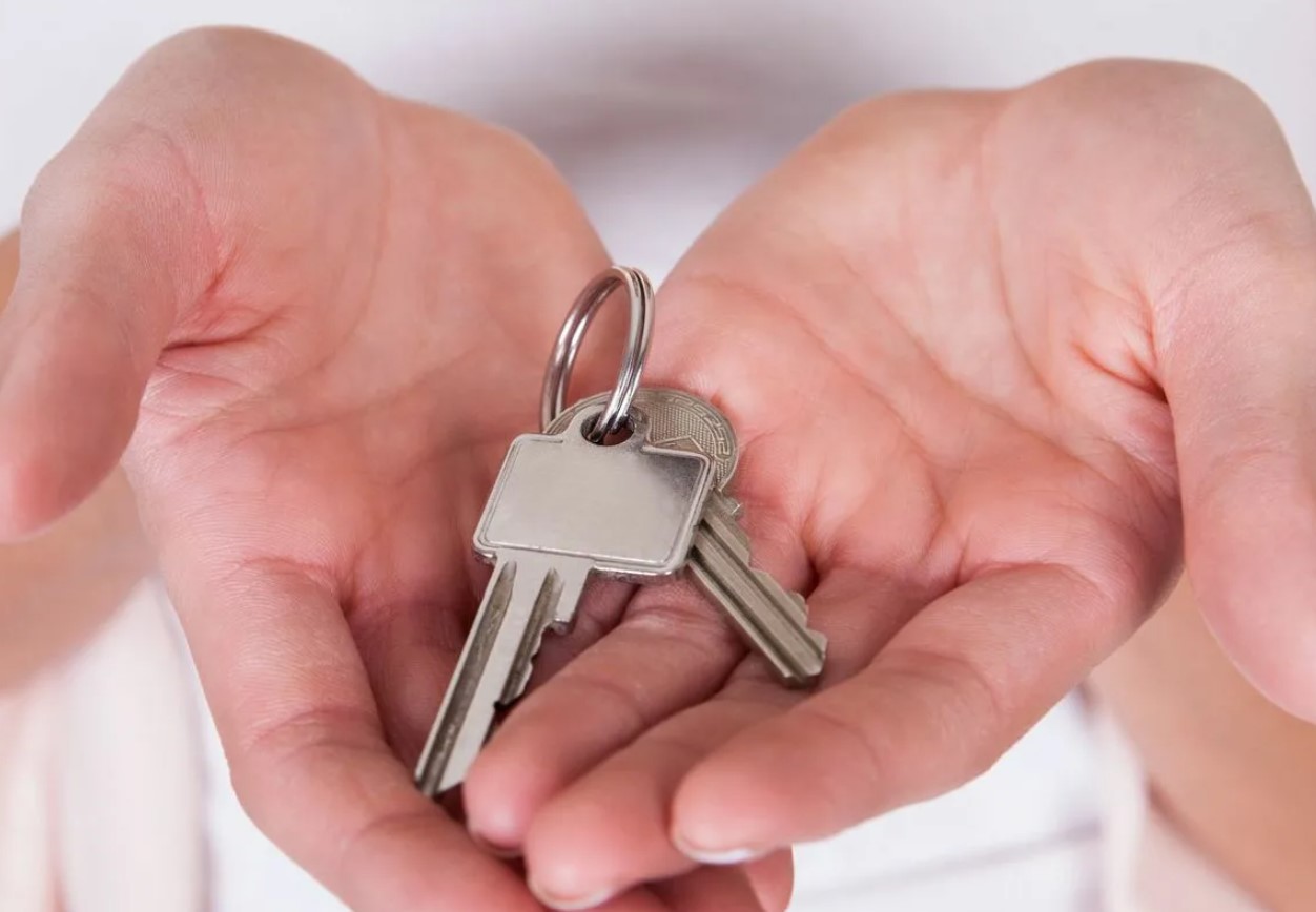 После получения ключей. Ключи от квартиры в руке. Ключ в руке. Ключи от новой квартиры. Ключ рука квартира.