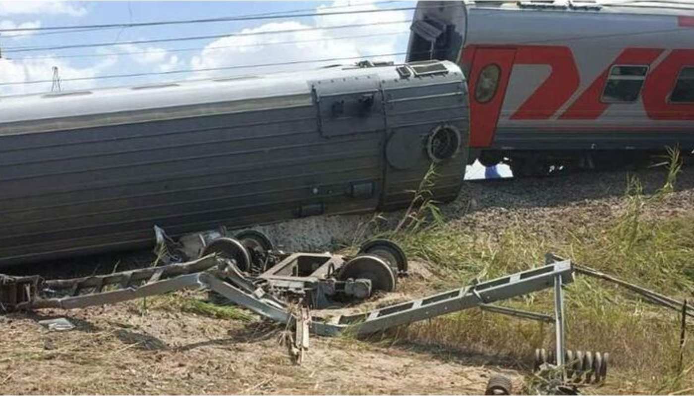 Тюменцы застряли в поезде из-за схода вагонов в Волгоградской области