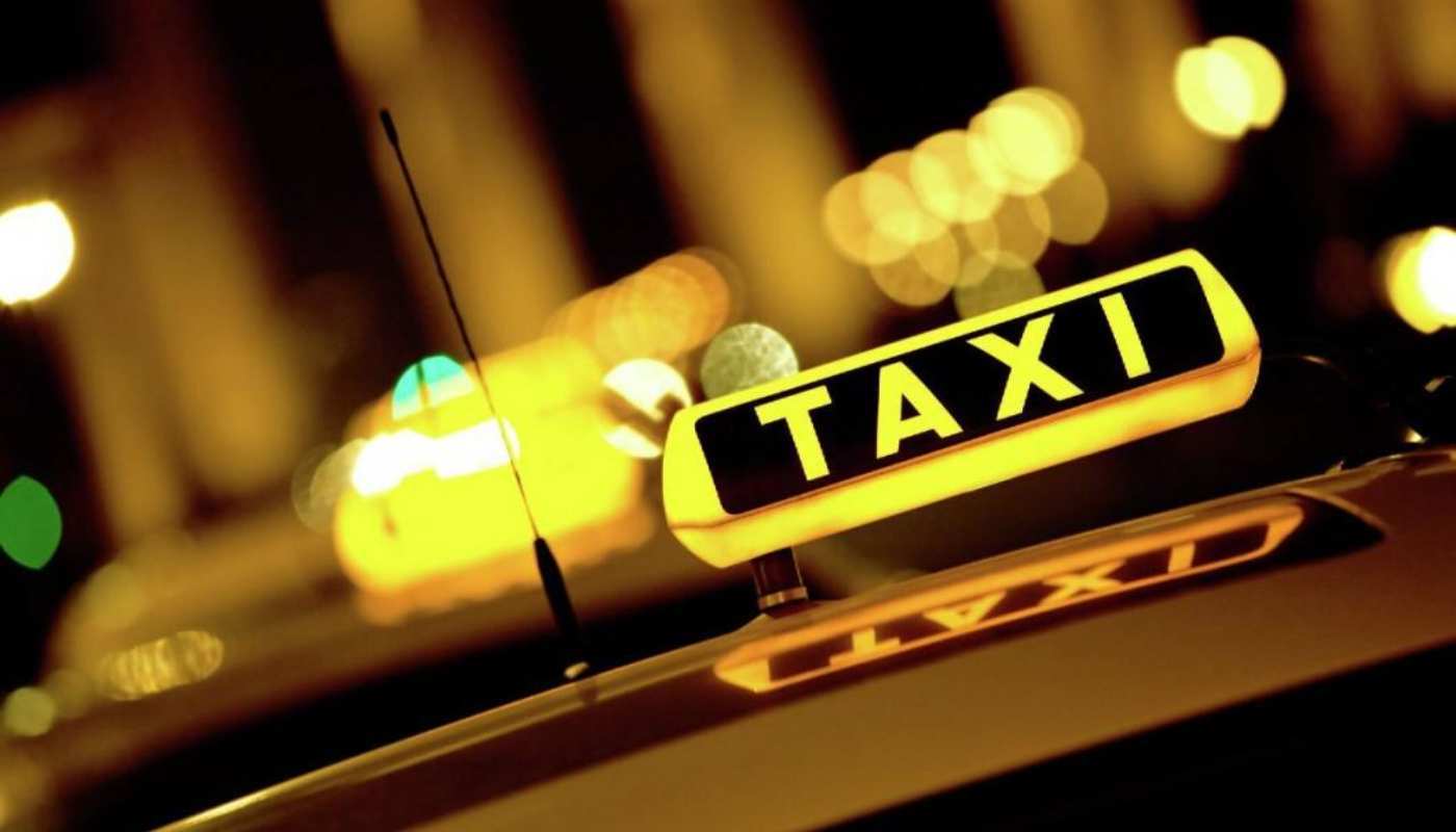В Тюмени двое молодых людей угнали такси