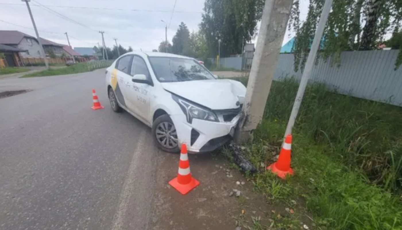 В Тюмени пьяный таксист врезался в столб