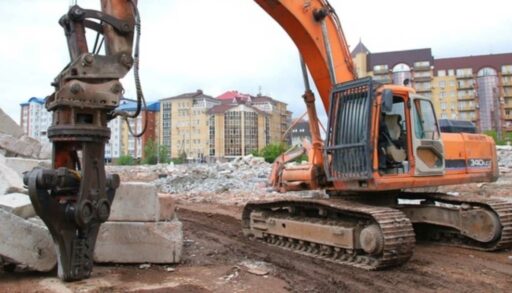 В облцентре Тюменской области изымут участки и жилые дома на четырех улицах. В их список войдут Туристская, Дамбовская Томская и Саратовская. Об этом сообщили в горадминистрации. Участки изымают ради реновации. Узнать полный список адресов, где проведут КРТ, можно на сайте тюменских властей