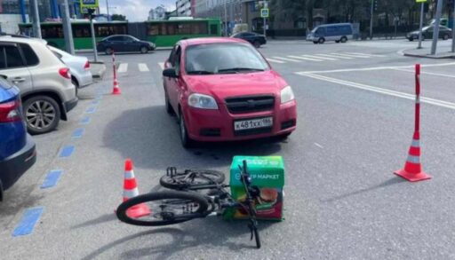 В Тюмени сбили курьера на велосипеде