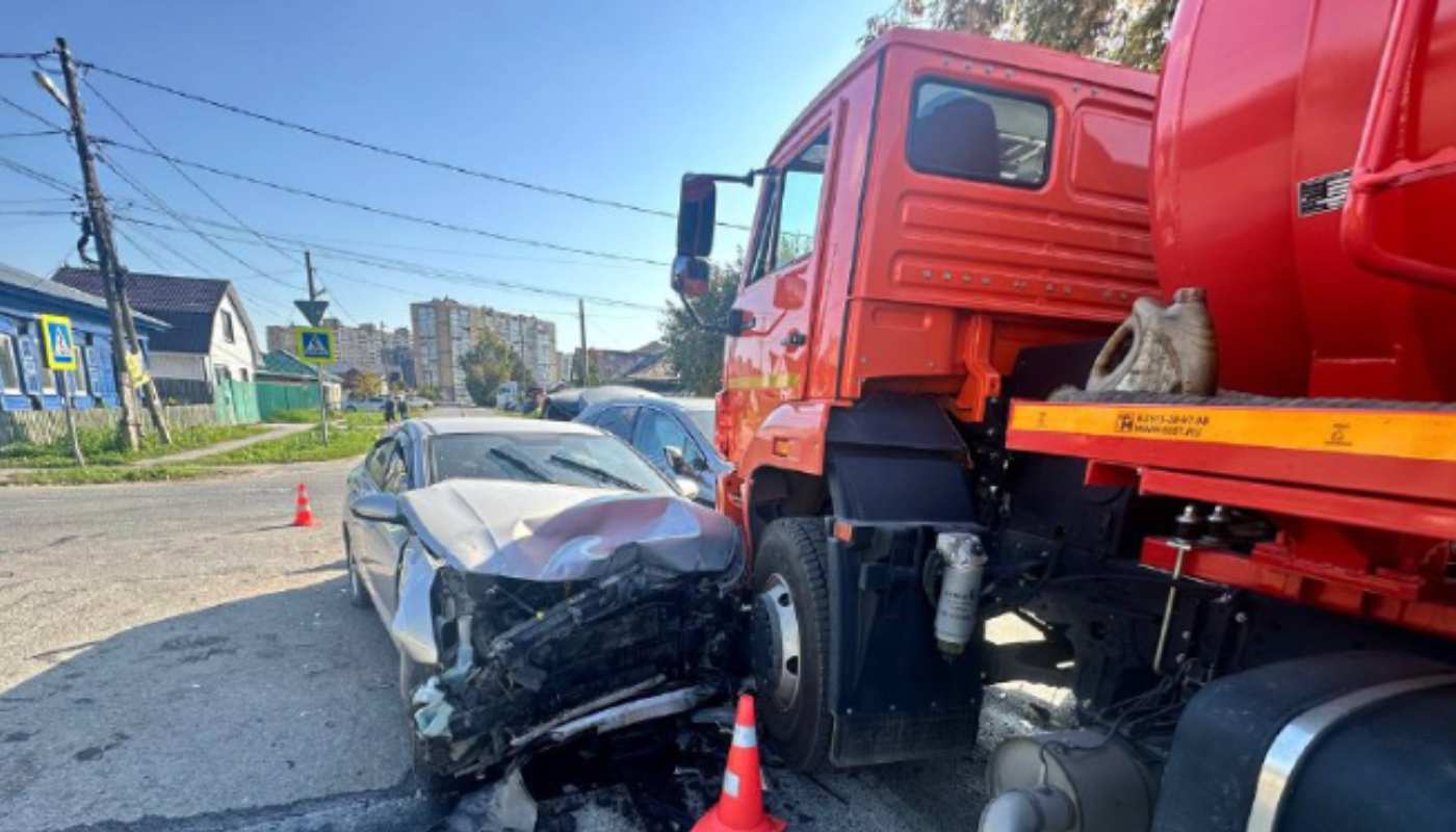 В массовом ДТП с КАМаЗом в Тюмени пострадали две женщины и ребенок