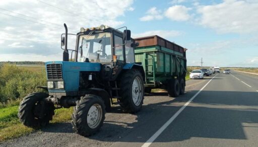 На тюменской трассе в ДТП с трактором погиб водитель иномарки