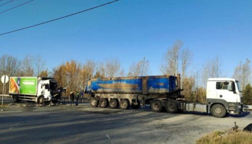 На тюменской трассе в ДТП с двумя грузовиками погиб один из водителей