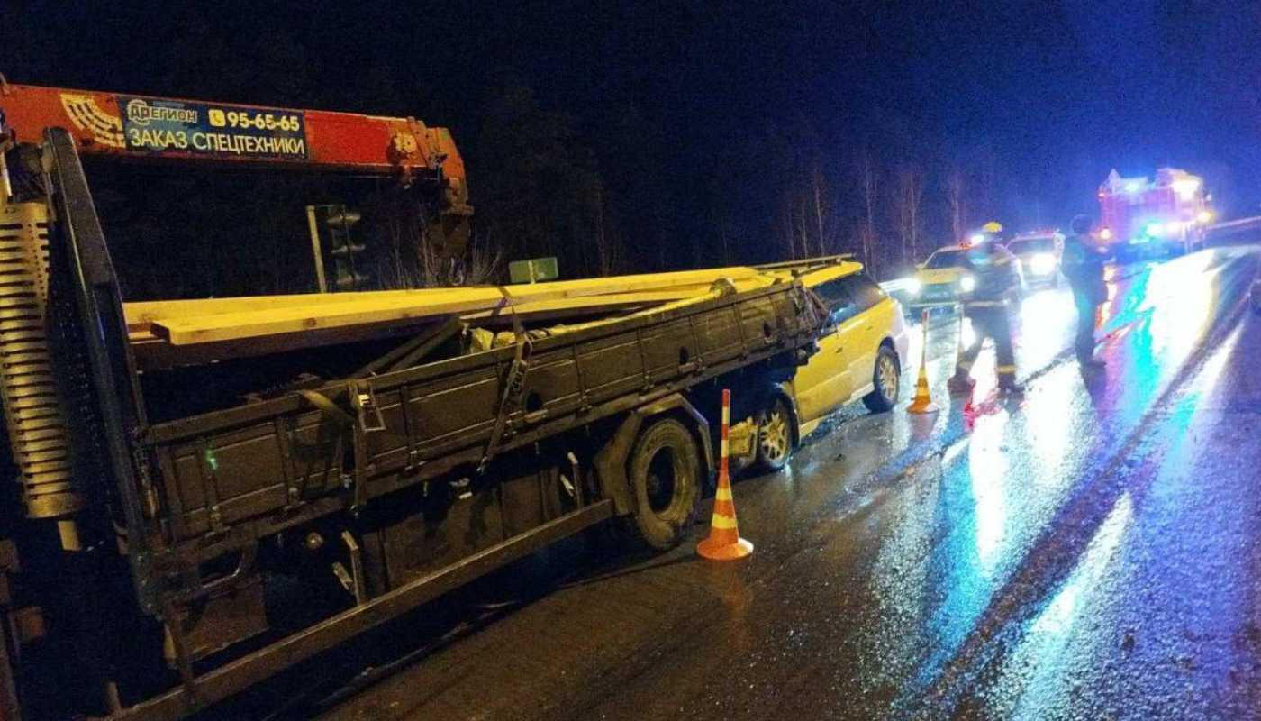 На тюменской трассе в ДТП погибли водитель и пассажир «Субару»