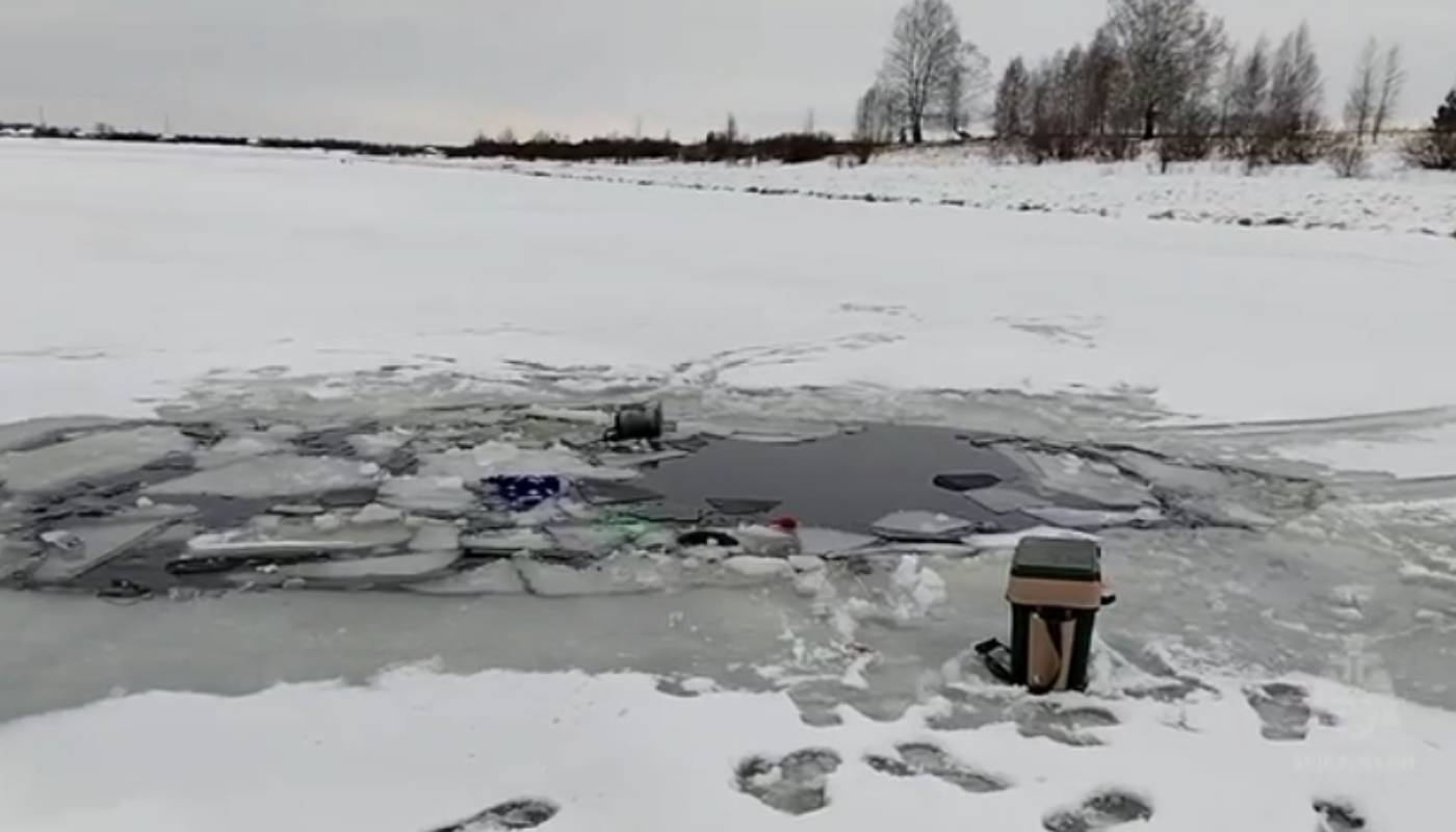 На тюменском озере рыбаки на машине провалились под лед