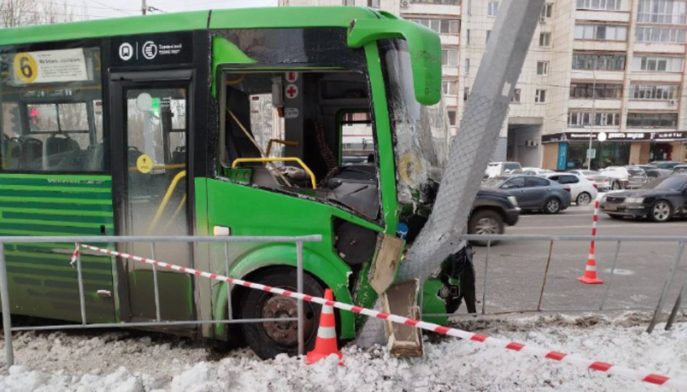 В Тюмени в утреннем ДТП с маршруткой пострадали 10 человек