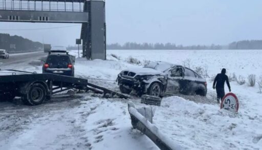 На тюменской трассе иномарка с двумя детьми улетела в кювет