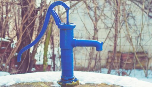 Колодец удобнее, чем скважина или колонка