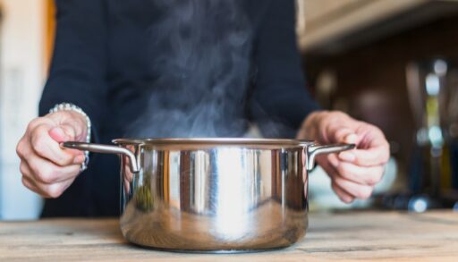 Кастрюля стоит на столе