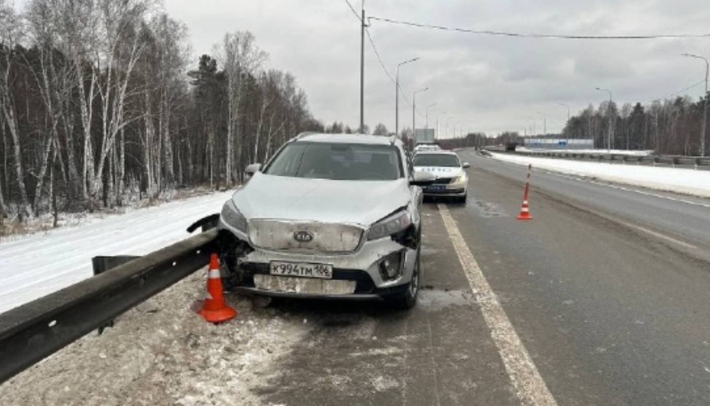 На тюменской трассе водитель иномарки погиб, врезавшись в ограждение