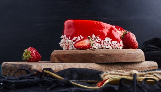 Торт на деревянной доске