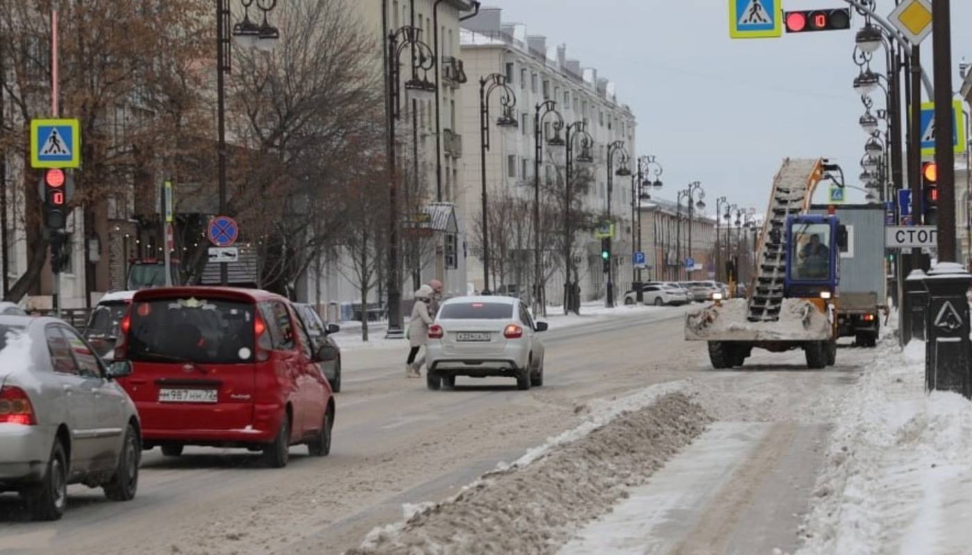 В Тюмени начали использовать новый химикат в борьбе с гололедом